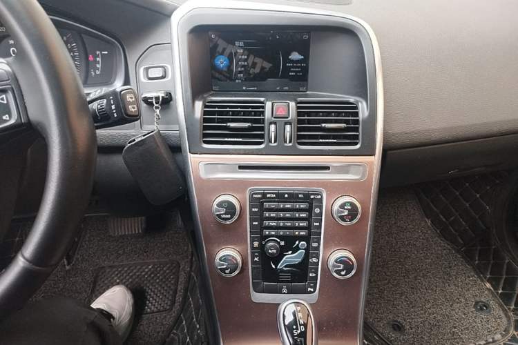 Used Volvo XC60 2017 T5 Smart Upgrade Edition Audio And AC Panel