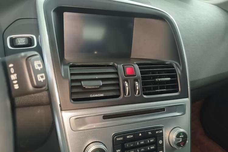 Used Volvo XC60 2017 T5 AWD Smart Range Edition Audio And AC Panel