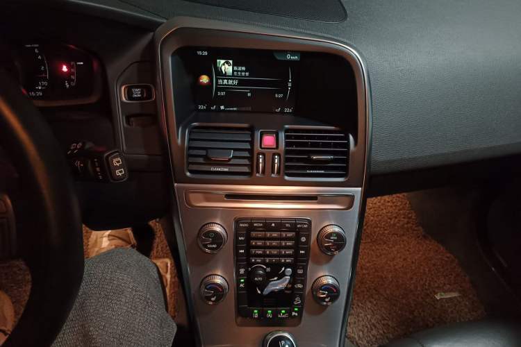 Used Volvo XC60 2017 T5 AWD Smart Range Edition Audio And AC Panel