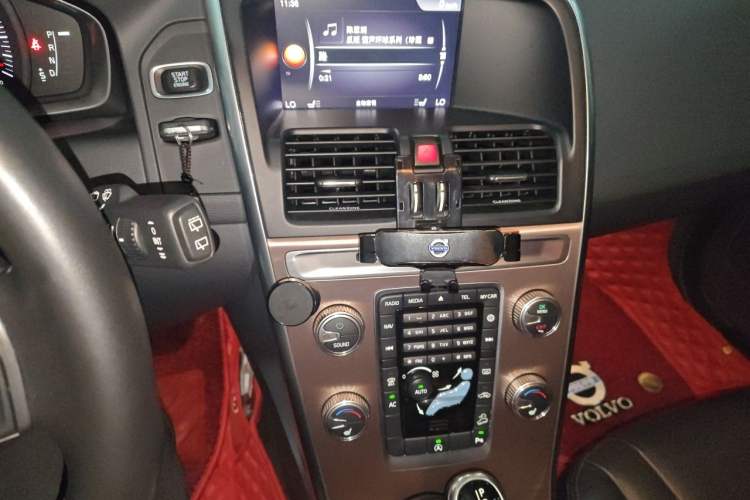 Used Volvo XC60 2017 T5 AWD Smart Upgrade Edition Audio And AC Panel