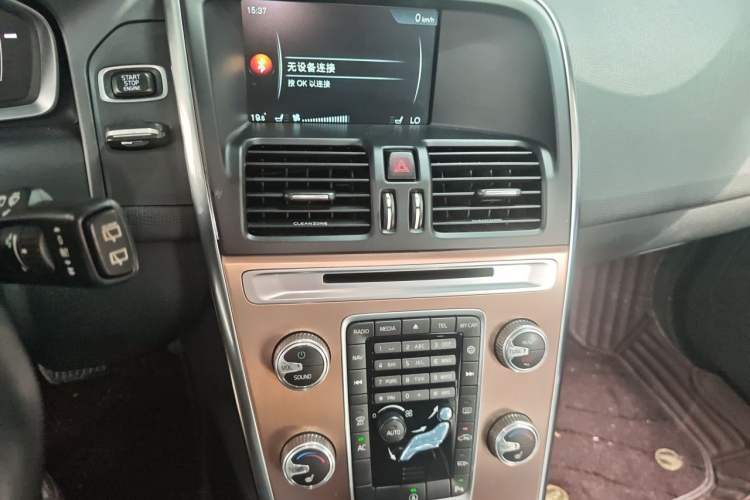 Used Volvo XC60 2017 T5 Smart Upgrade Edition Audio And AC Panel