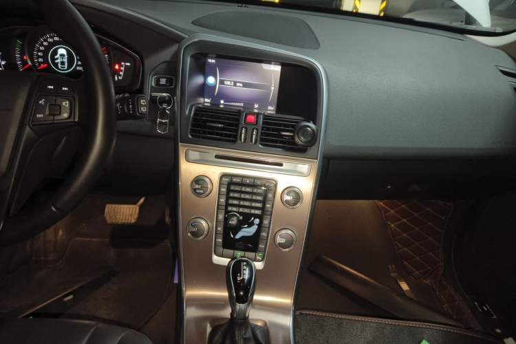 Used Volvo XC60 2017 T5 Smart Upgrade Edition Audio And AC Panel