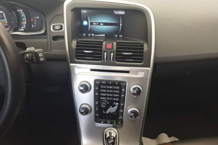 Used Volvo XC60 2017 T5 AWD Smart Upgrade Edition Audio And AC Panel
