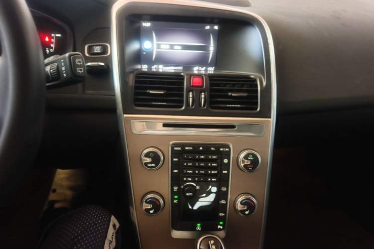 Used Volvo XC60 2017 T5 Smart Upgrade Edition Audio And AC Panel