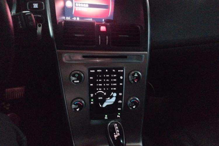 Used Volvo XC60 2017 T5 Smart Upgrade Edition Audio And AC Panel