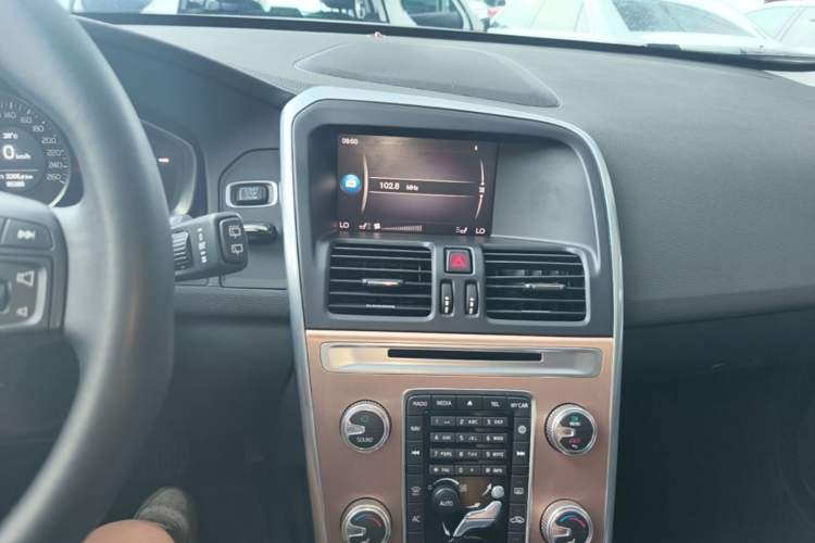 Used Volvo XC60 2017 T5 Smart Upgrade Edition Audio And AC Panel