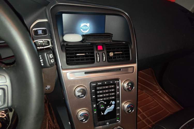 Used Volvo XC60 2017 T5 Smart Upgrade Edition Audio And AC Panel