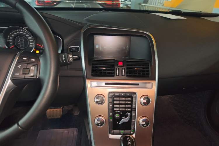Used Volvo XC60 2017 T5 AWD Smart Upgrade Model Audio And AC Panel