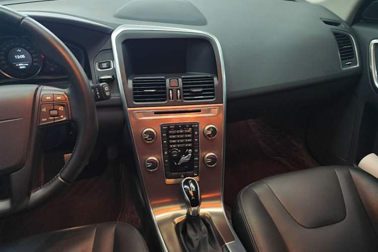 Used Volvo XC60 2017 T5 Smart Upgrade Edition Audio And AC Panel