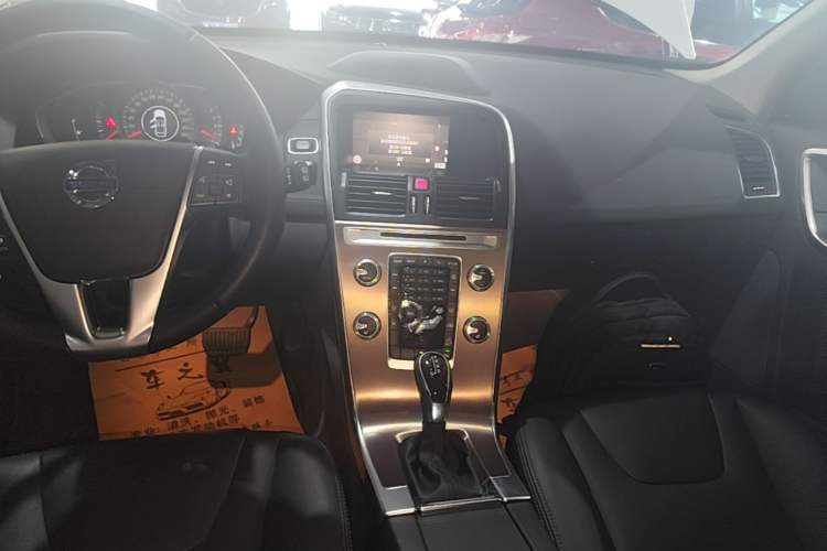 Used Volvo XC60 2017 T5 AWD Smart Upgrade Edition Audio And AC Panel