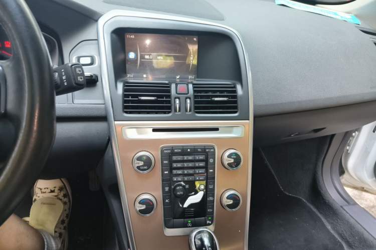 Used Volvo XC60 2017 T5 Smart Upgrade Edition Audio And AC Panel