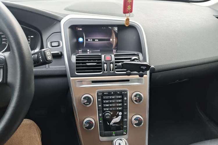 Used Volvo XC60 2017 T5 Smart Upgrade Edition Audio And AC Panel