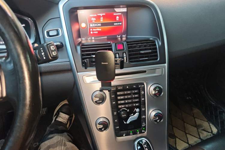 Used Volvo XC60 2017 T5 AWD Smart Upgrade Edition Audio And AC Panel