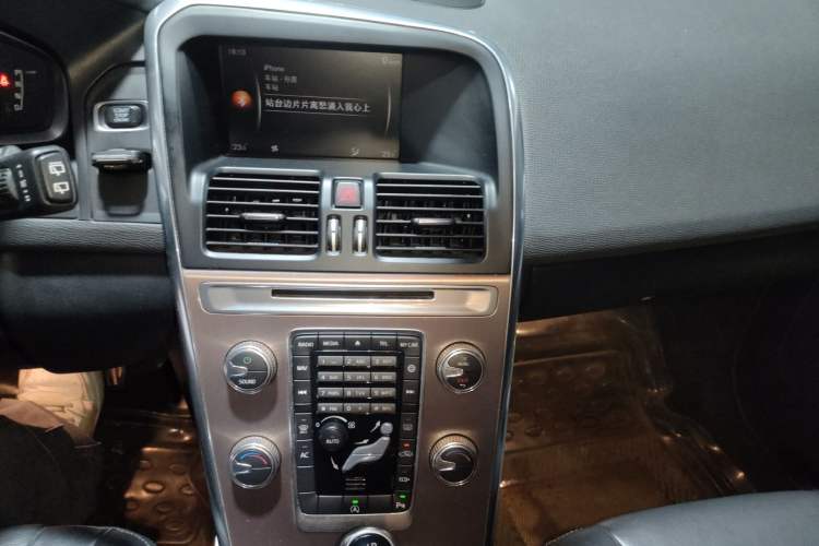 Used Volvo XC60 2017 T5 Smart Upgrade Edition Audio And AC Panel
