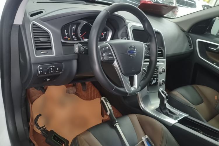 Used Volvo XC60 2017 T5 AWD Smart Range Edition Center Console