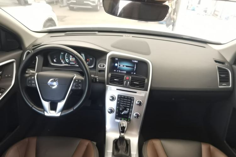 Used Volvo XC60 2017 T5 AWD Smart Upgrade Edition Center Console