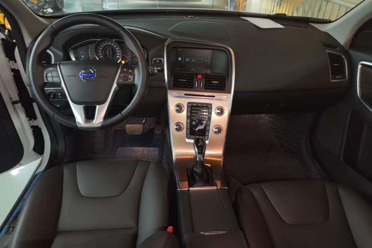 Used Volvo XC60 2017 T5 AWD Smart Upgrade Model Center Console