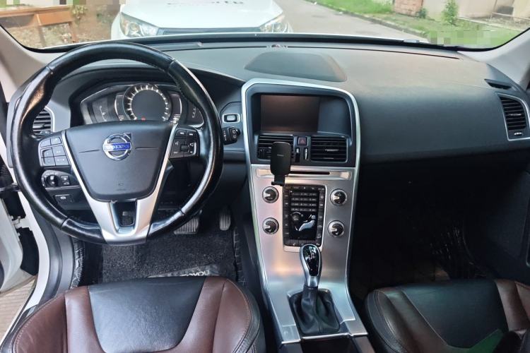 Used Volvo XC60 2017 T5 AWD Smart Upgrade Edition Center Console