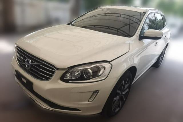 Ojetý Volvo XC60 2017 T5 AWD Smart Upgrade Edition