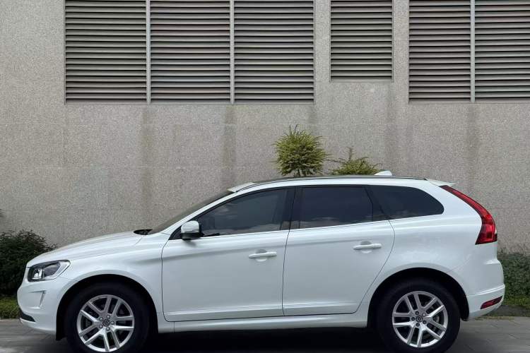 Used Volvo XC60 2017 T5 AWD Smart Upgrade Model Exterior 2