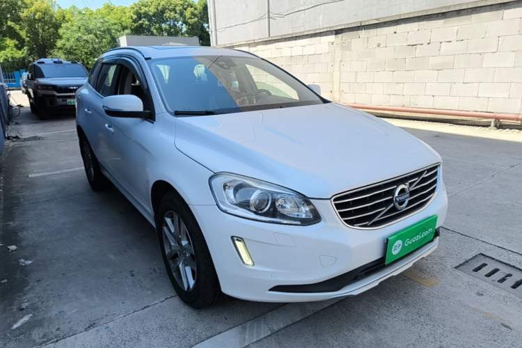 Used Volvo XC60 2017 T5 Smart Upgrade Edition Front Right 45 Deg
