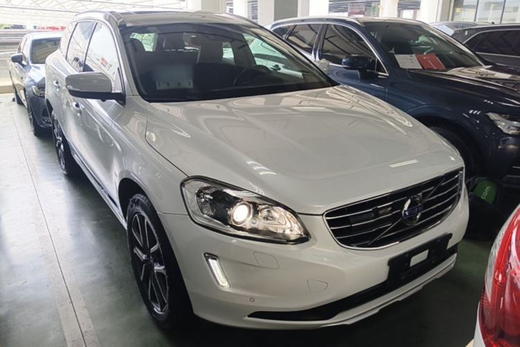 Used Volvo XC60 2017 T5 AWD Smart Upgrade Edition Front Right 45 Deg