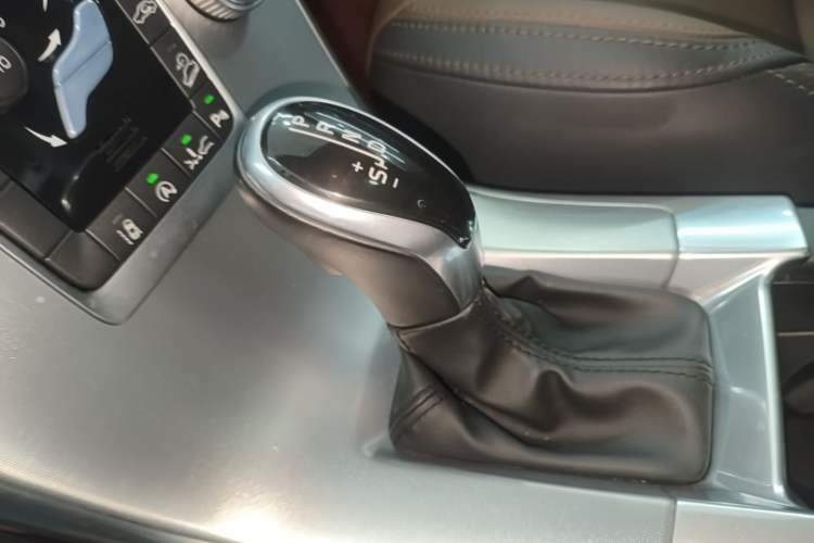 Used Volvo XC60 2017 T5 AWD Smart Range Edition Gear Lever