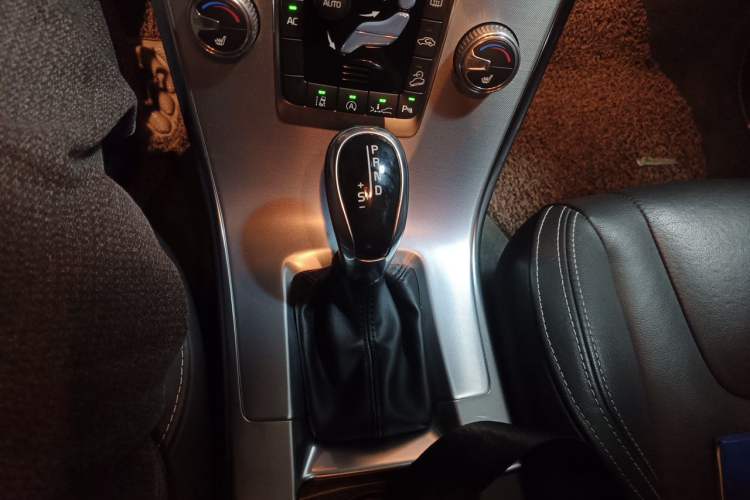 Used Volvo XC60 2017 T5 AWD Smart Range Edition Gear Lever