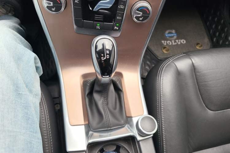 Used Volvo XC60 2017 T5 Smart Upgrade Edition Gear Lever