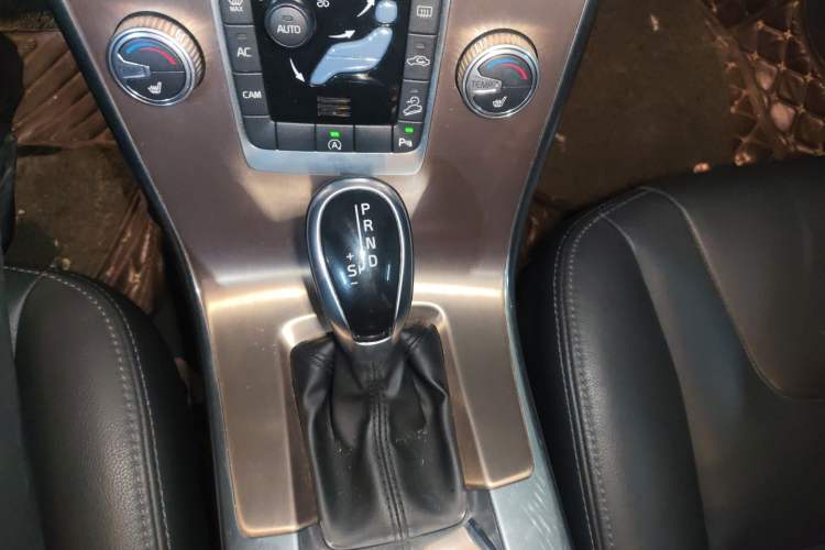 Used Volvo XC60 2017 T5 AWD Smart Upgrade Model Gear Lever