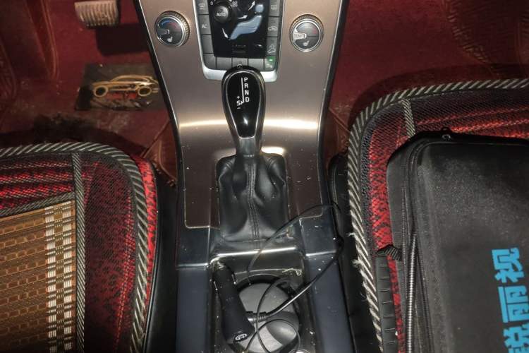 Used Volvo XC60 2017 T5 AWD Smart Range Edition Gear Lever