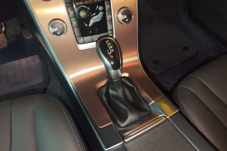 Used Volvo XC60 2017 T5 AWD Smart Upgrade Model Gear Lever