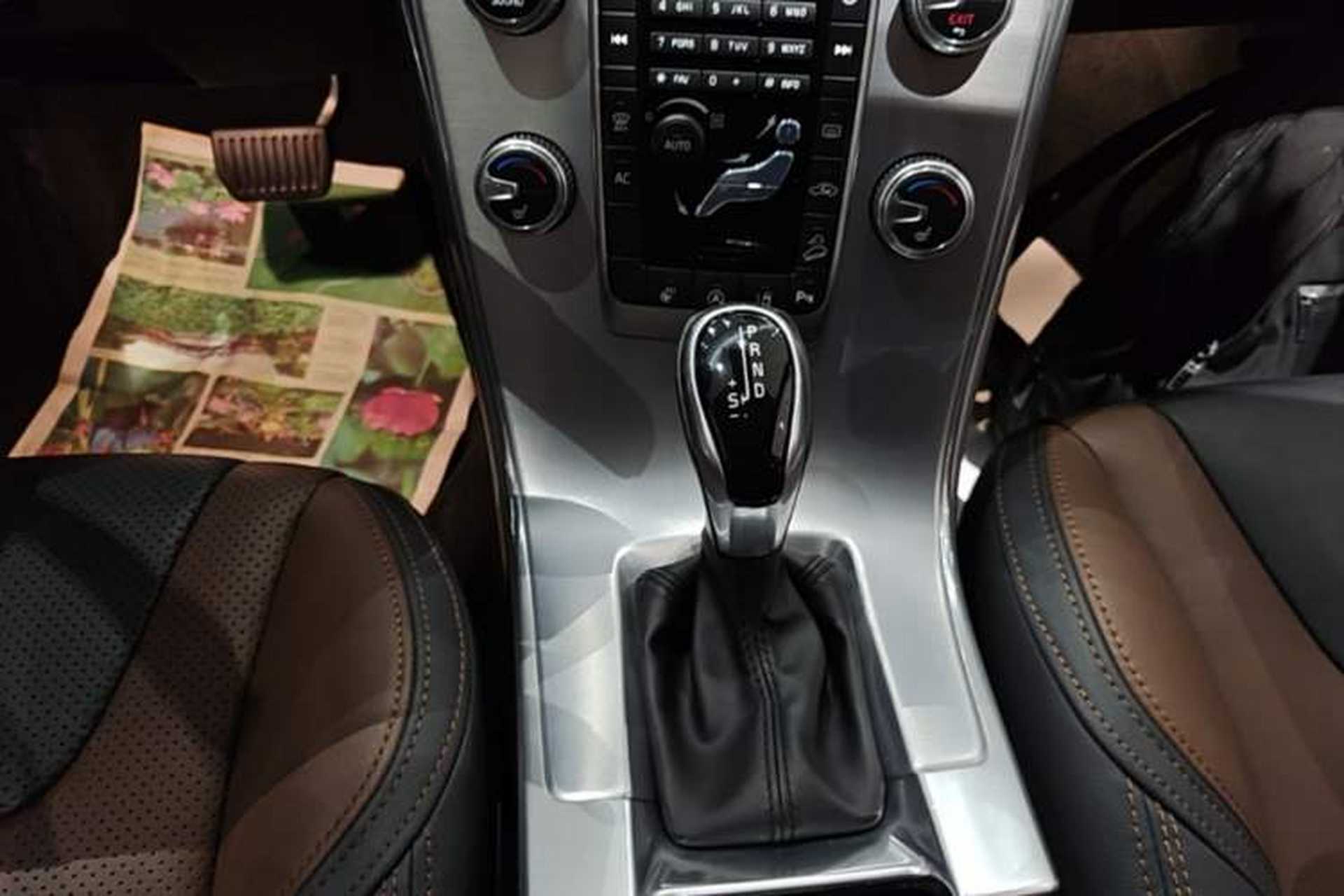 Used Volvo XC60 2017 T5 AWD Smart Upgrade Edition Gear Lever