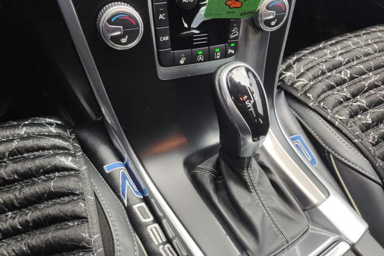 Used Volvo XC60 2017 T5 AWD Personalized Sport Upgrade Edition Gear Lever