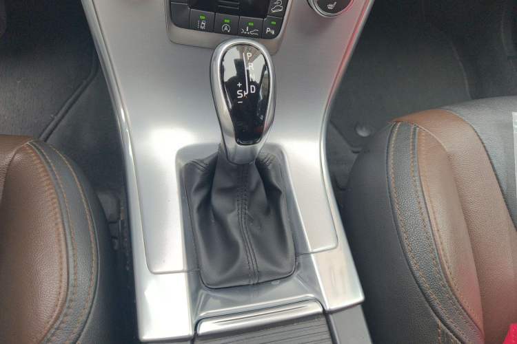 Used Volvo XC60 2017 T5 AWD Smart Range Edition Gear Lever