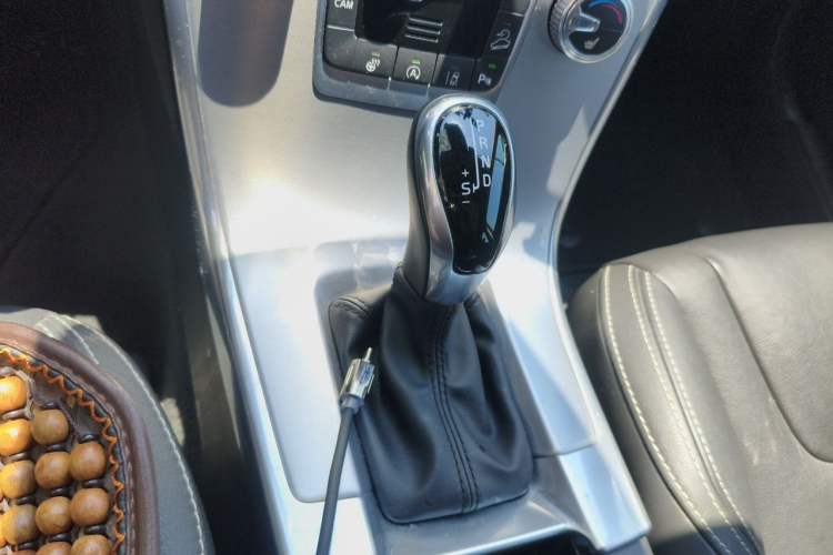 Used Volvo XC60 2017 T5 AWD Smart Upgrade Edition Gear Lever