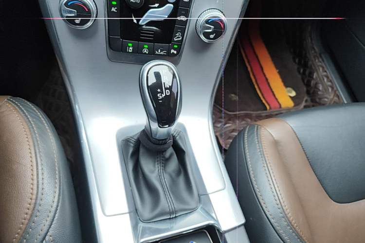 Used Volvo XC60 2017 T5 AWD Smart Range Edition Gear Lever