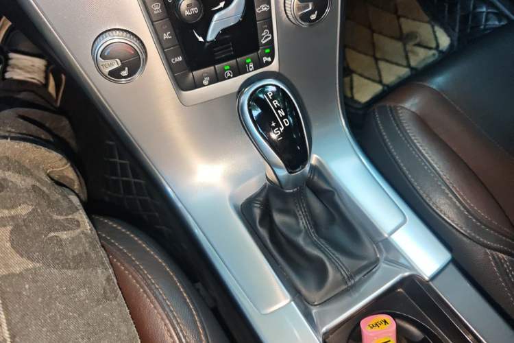 Used Volvo XC60 2017 T5 AWD Smart Upgrade Edition Gear Lever