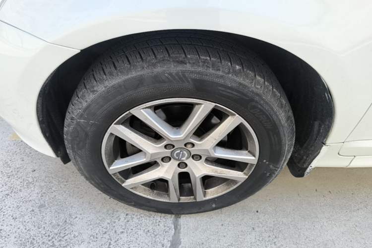 Used Volvo XC60 2017 T5 Smart Upgrade Edition Left Front Wheel Hub