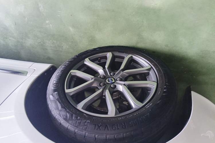 Used Volvo XC60 2017 T5 AWD Smart Upgrade Edition Left Front Wheel Hub