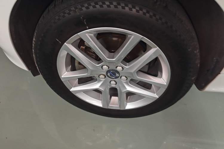 Used Volvo XC60 2017 T5 AWD Smart Upgrade Model Left Front Wheel Hub