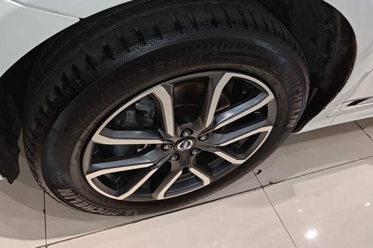 Used Volvo XC60 2017 T5 AWD Smart Upgrade Edition Left Front Wheel Hub