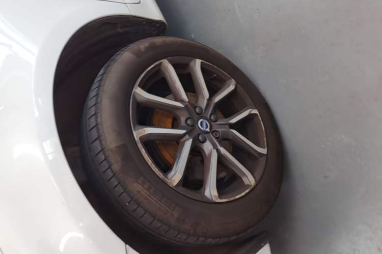 Used Volvo XC60 2017 T5 AWD Smart Upgrade Edition Left Front Wheel Hub