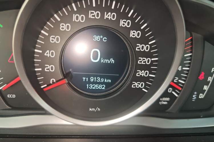 Used Volvo XC60 2017 T5 Smart Upgrade Edition Odometer Close Up