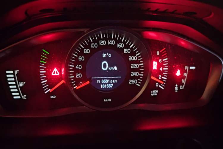 Used Volvo XC60 2017 T5 Smart Upgrade Edition Odometer Close Up