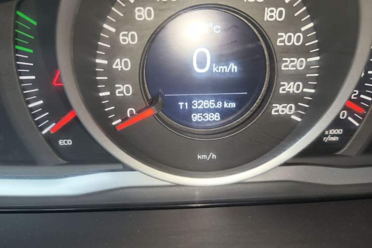 Used Volvo XC60 2017 T5 Smart Upgrade Edition Odometer Close Up