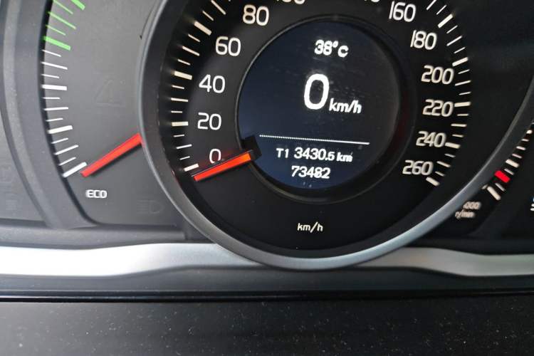 Used Volvo XC60 2017 T5 Smart Upgrade Edition Odometer Close Up