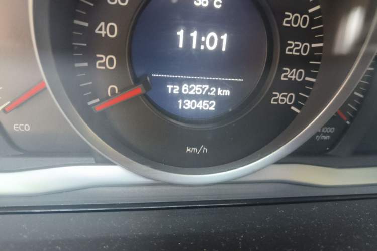 Used Volvo XC60 2017 T5 Smart Upgrade Edition Odometer Close Up