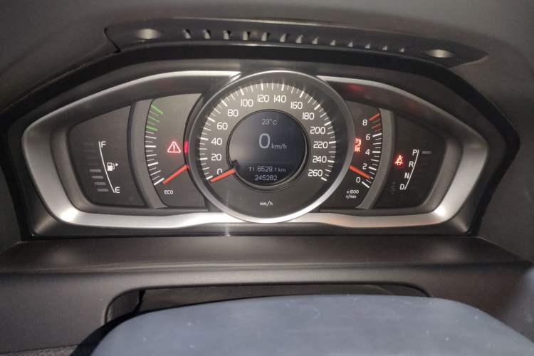 Used Volvo XC60 2017 T5 Smart Upgrade Edition Odometer Close Up