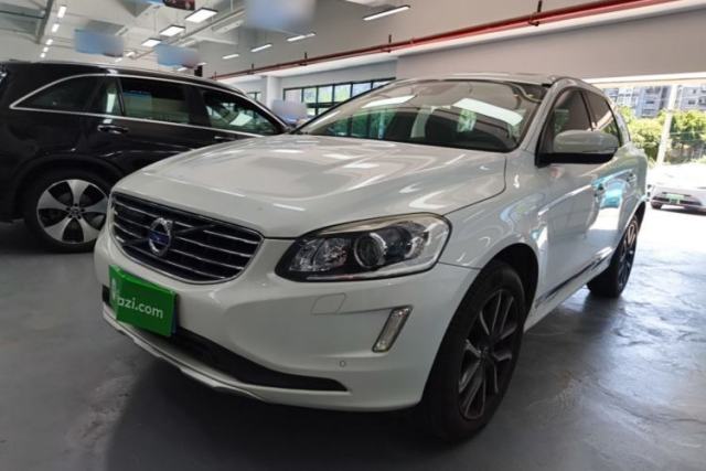 Ojetý Volvo XC60 2017 T5 AWD Smart Upgrade Edition